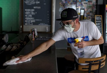 Expertos piensan que los estadounidenses podrán dejar pronto de usar las mascarillas en los interiores