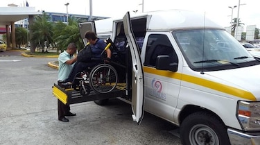 Ponen bus a disposición de personas con discapacidad que realizan trámites en Senadis