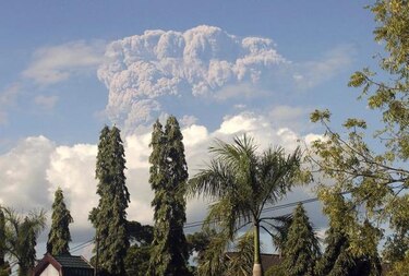 Erupción de volcán causa nube de cenizas; cancelan vuelos en Australia