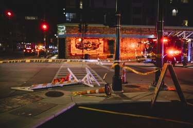 Suben a 6 los muertos por embestida a desfile navideño en Estados Unidos tras fallecer un niño