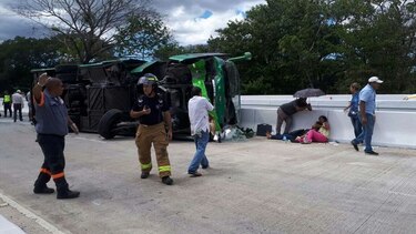Al menos 20 heridos tras volcarse bus de la ruta Santiago-Chitré en Divisa
