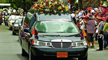 Coche fúnebre de Chávez aparece en desfile en Colombia