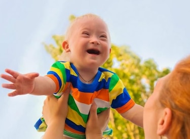 Medias de distintos colores en el Día Mundial de las Personas con Síndrome de Down