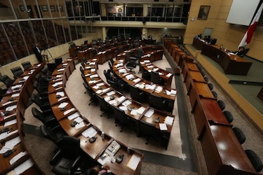 Diputados opositores cuestionan la inoperancia del pleno