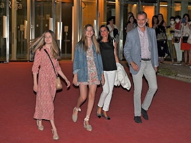 Los Reyes, la princesa Leonor y la infanta Sofía disfrutan juntos del teatro
