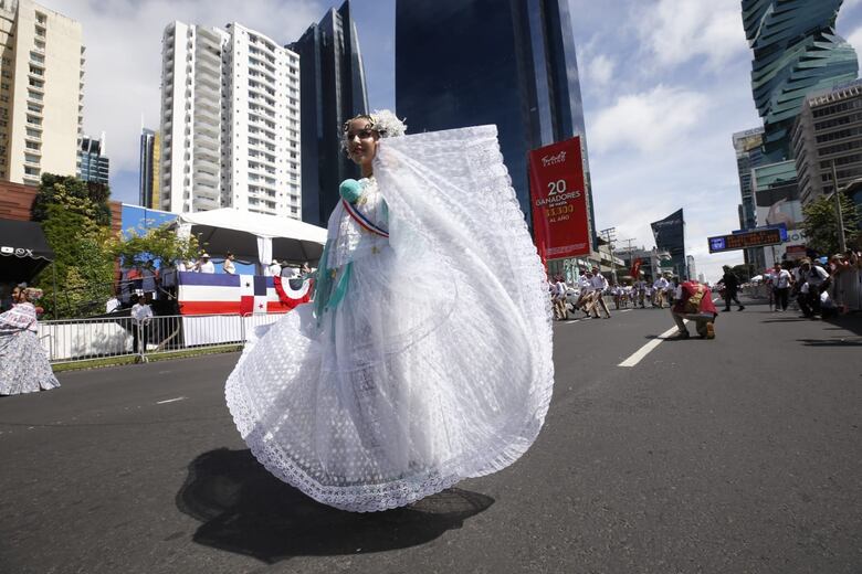 Así transcurren los coloridos desfiles por el día de los Símbolos Patrios