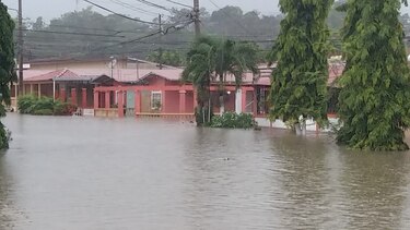 Lluvia deja vías anegadas en la ciudad; se inunda nuevamente el residencial Plaza Valencia