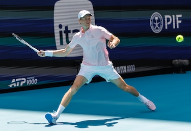 Sinner iguala un récord de Djokovic, Jódar arrasa y Etcheverry le espera en tercera ronda