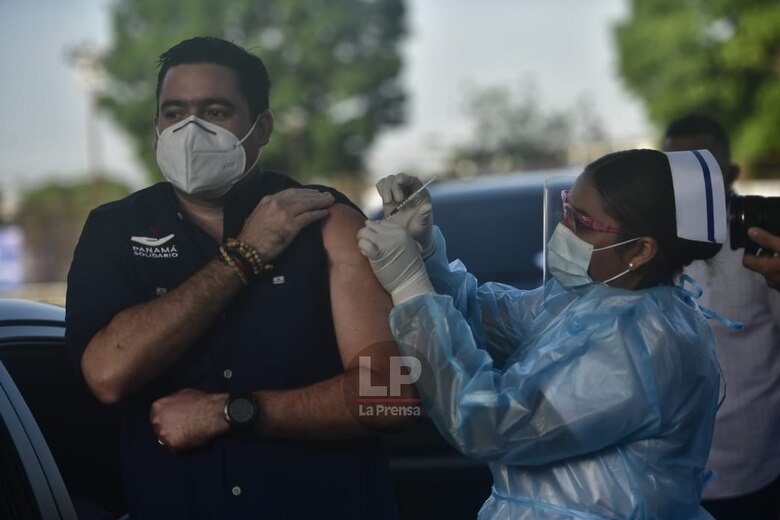 Se aplican 727 dosis de la vacuna AstraZeneca en el auto rápido del Rommel Fernández