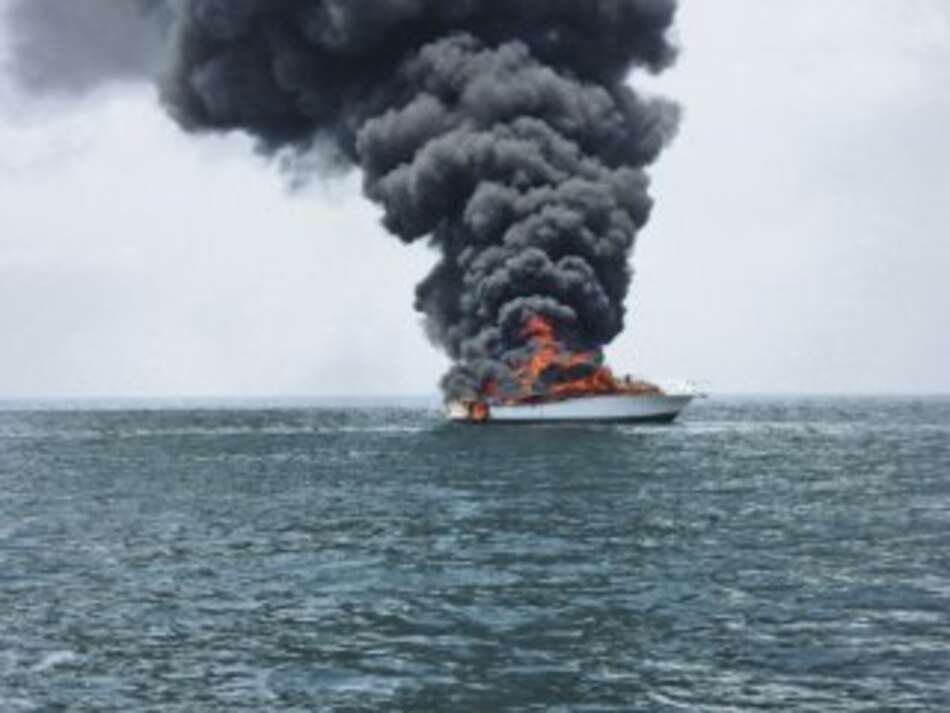 AMP investiga causas del fuego en yate Pandora Aussi