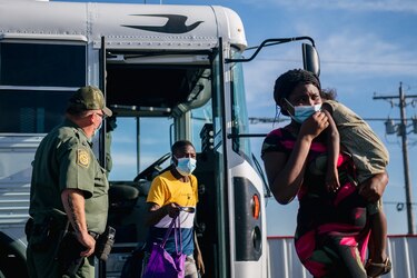 Renuncia enviado de Estados Unidos en Haití y denuncia las deportaciones ‘inhumanas’ de migrantes
