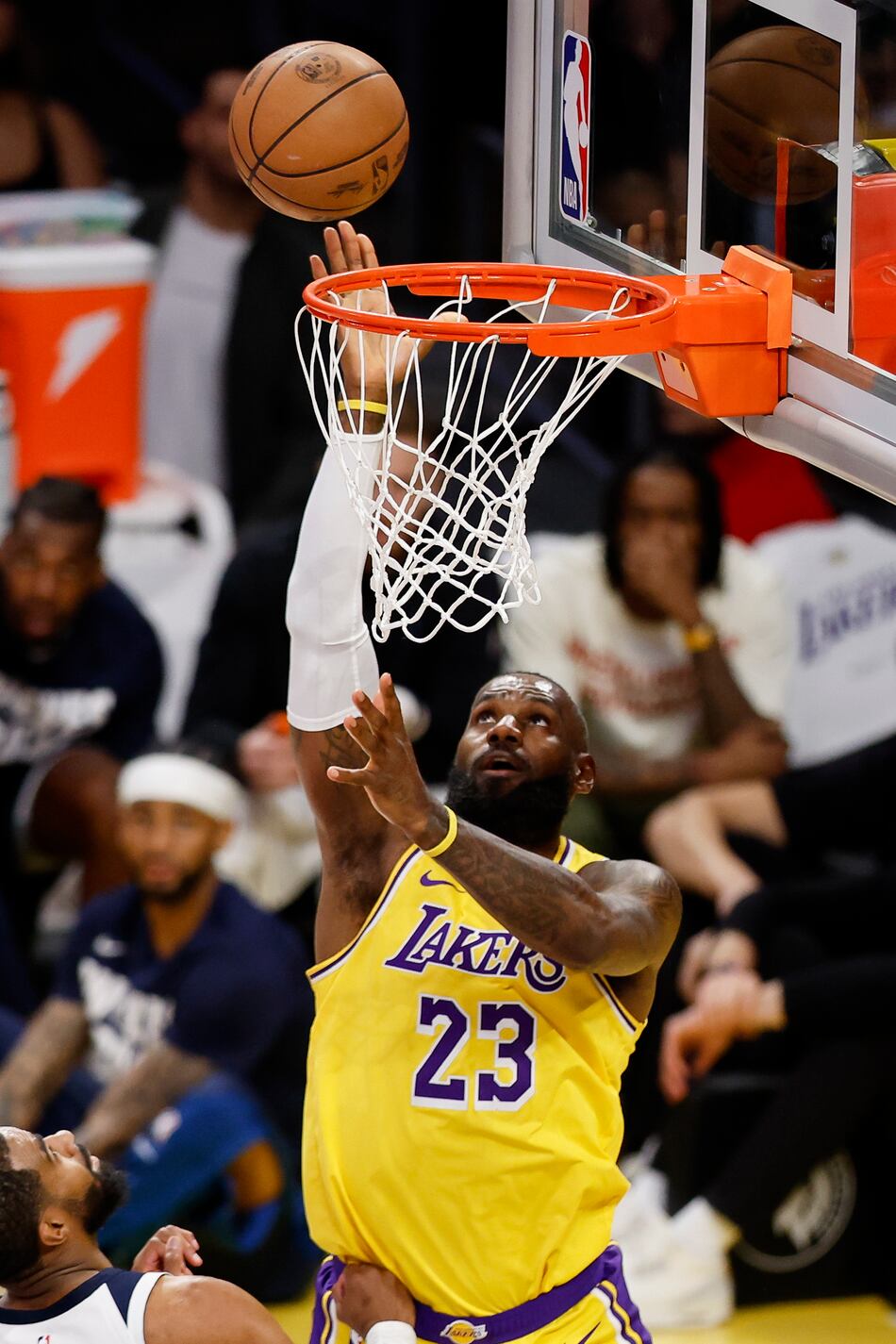 LeBron James ejerce su opción y renueva por 52,6 millones y un año con Lakers