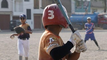 Los niños migrantes venezolanos en Perú que están utilizando el béisbol para reconectarse con su país