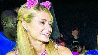 Bombero polaco devuelve anillo a Paris Hilton