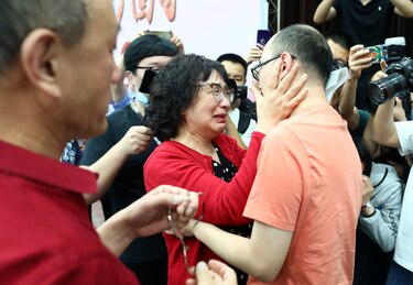 Chino secuestrado cuando era bebé encuentra a sus padres biológicos 32 años después