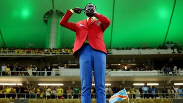 Por qué un hincha de la República Democrática del Congo se para como una estatua viviente en todos los partidos de su selección