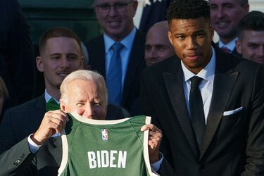 Presidente Biden recibe en la Casa Blanca a los campeones de la NBA
