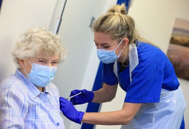 Inglaterra flexibiliza reglas para viajeros vacunados