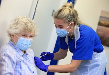 Inglaterra flexibiliza reglas para viajeros vacunados