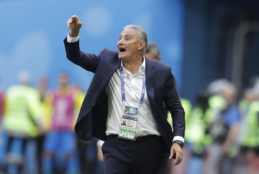 Tite se lesiona al festejar el primer gol de Brasil