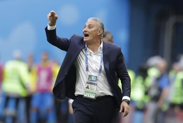Tite se lesiona al festejar el primer gol de Brasil