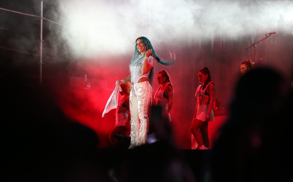 Karol G en Panamá: Mar de melenas azules, cumpleañeras de 40 y chispas en el escenario