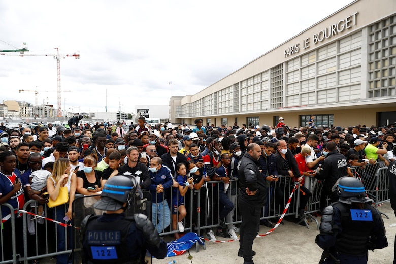 Leo Messi es recibido en París como un rey