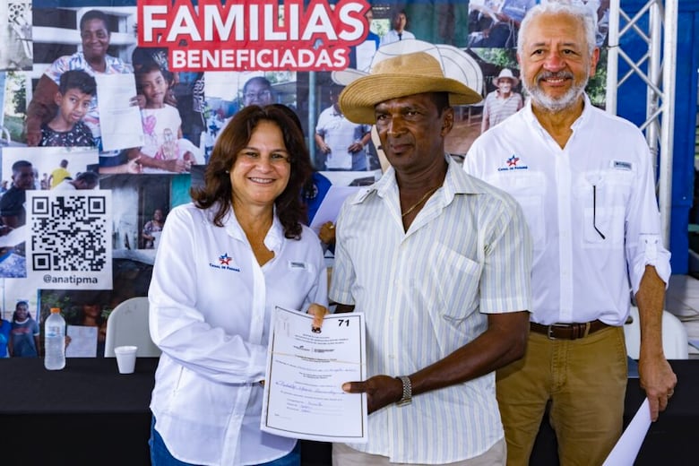 Canal de Panamá entrega títulos de propiedad a 230 familias de la cuenca