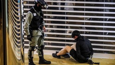 Seis heridos en violenta pelea en Hong Kong tras nueva jornada de protestas
