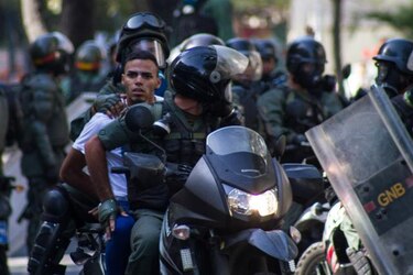 Militar fallece por disparo en protestas venezolanas, suben a 32 los muertos