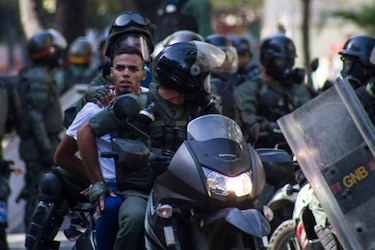 Militar fallece por disparo en protestas venezolanas, suben a 32 los muertos