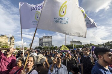 Diputados de partido oficial de Guatemala quedan como independientes por fallo de la corte