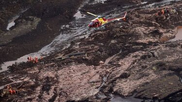 Bomberos retoman búsquedas en lugar de la tragedia minera en Brasil