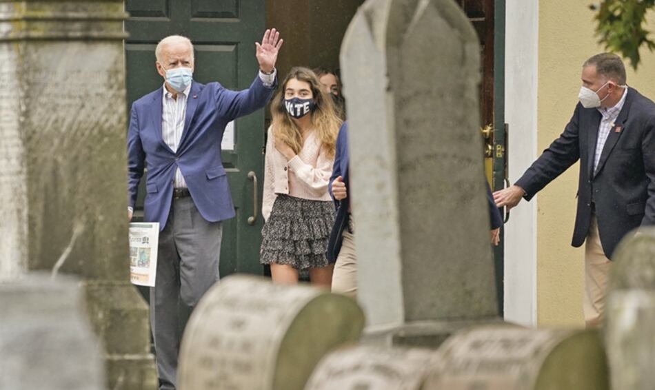 Campaña de Donald Trump persiste en ataques a tolda de Joe Biden