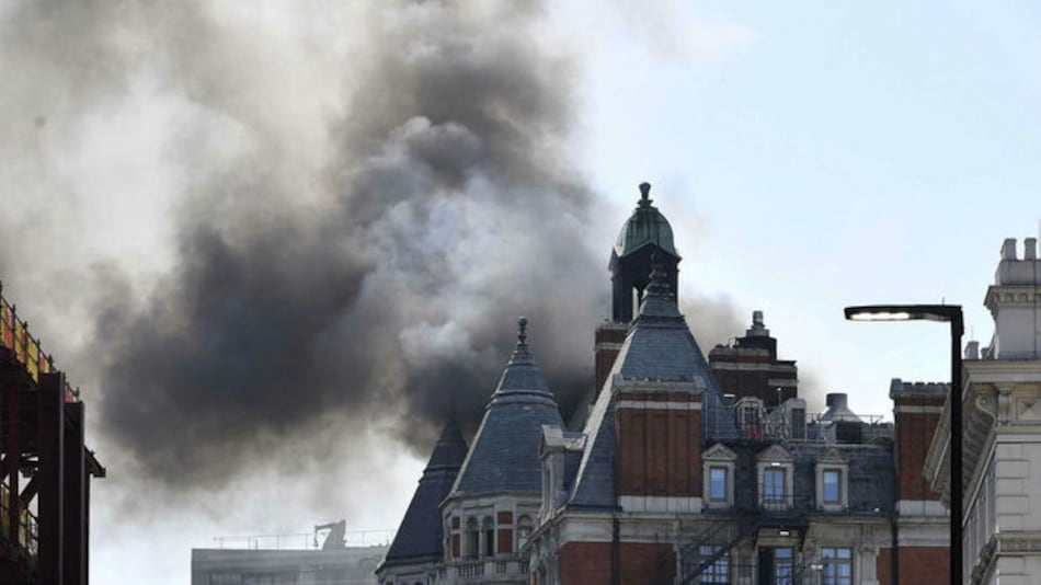 Combaten incendio en un hotel de lujo en centro de Londres