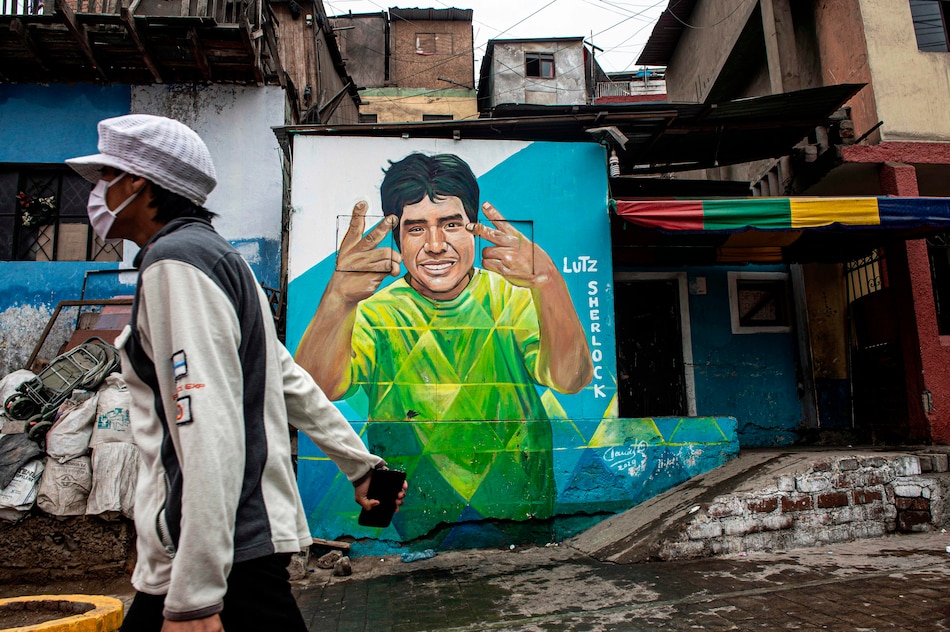 Muralista pinta a las víctimas del virus