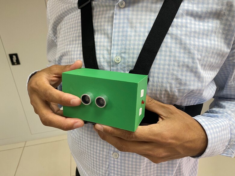 Estudiante de la UTP desarrolla dispositivo para personas con discapacidad visual
