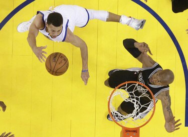 Warriors empatan récord de 72 triunfos; vencen a Spurs