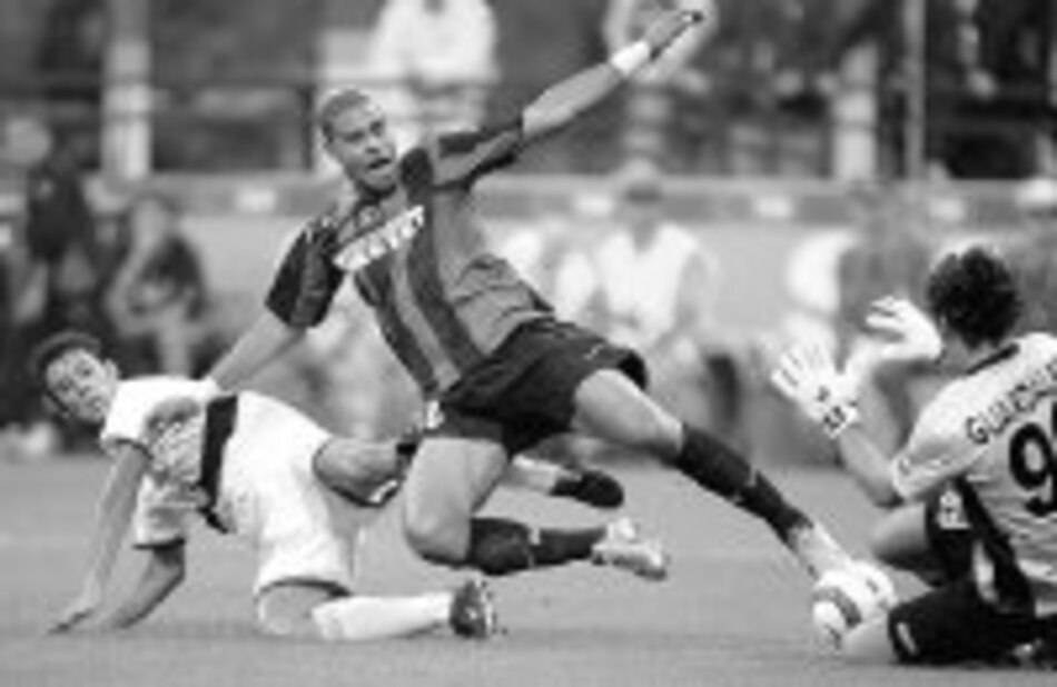 Adriano da el empate al Inter ante Palermo