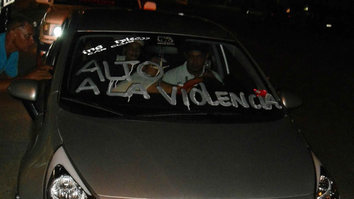 Jóvenes chitreanos salen a manifestarse tras homicidio de Carlos Augusto Cigarruista