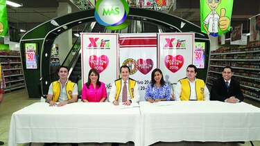 Súper Xtra y Club Activo 20-30 firman acuerdo