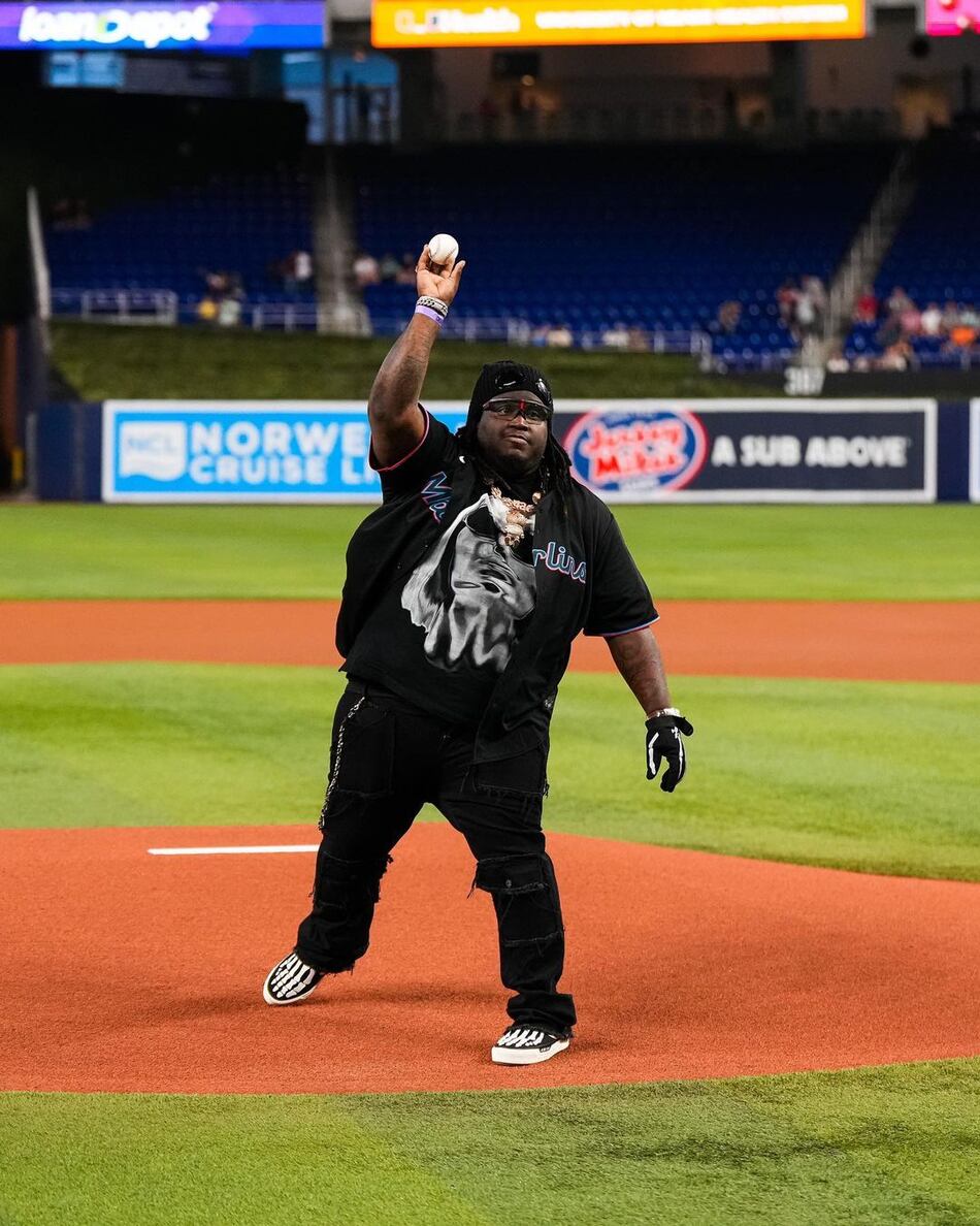 Sech efectúo el lanzamiento de honor en el partido entre Marlins y Padres