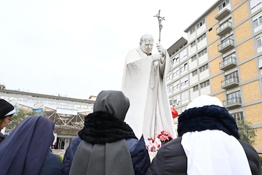El papa Francisco sigue en tratamiento y con buen ánimo, informa el Vaticano