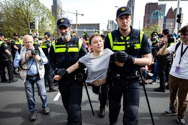 La Policía arresta a Greta Thunberg durante una protesta en una carretera de Países Bajos