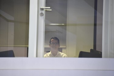 Otro podio vacío, risas del público y el último en llegar; el detrás de cámaras del debate de turismo