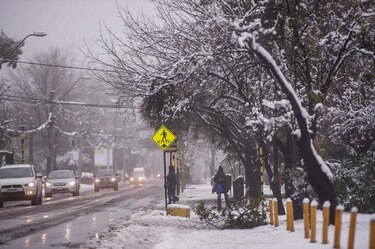 Santiago se tiñe de blanco por nevada que deja un muerto y cortes eléctricos