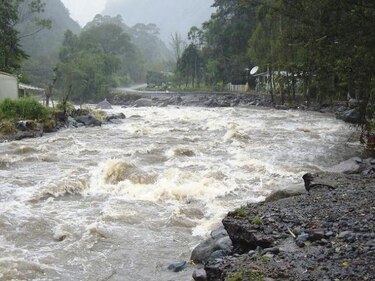 Cerro Punta incomunicada y dos muertos por crecida de río