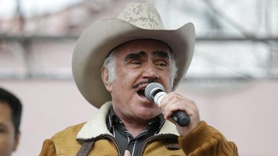 Cantante mexicano Vicente Fernández, en cuidados intermedios tras cirugía