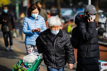 China relaja las medidas contra la covid-19, con cuarentenas más cortas y sin prohibición de vuelos