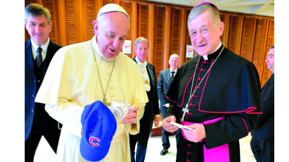 El papa Francisco recibe gorra de Cachorros